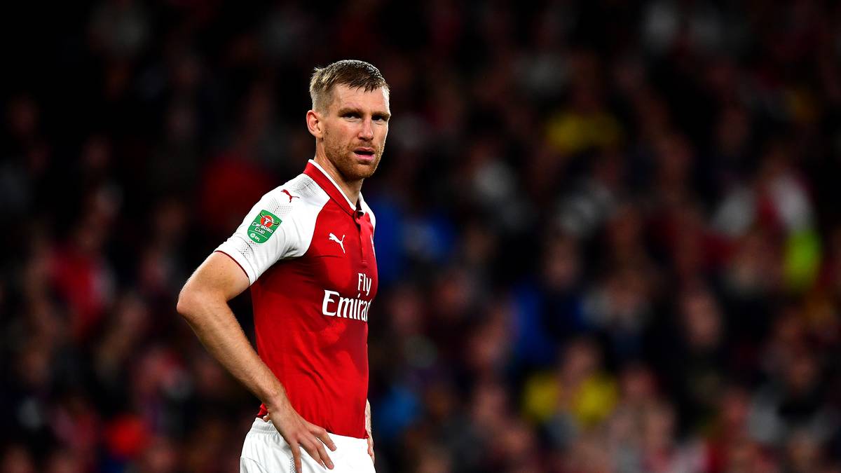PER MERTESACKER: Mertesackers Spitzname "BFG" ("Big Fucking German") hebt ihn in London auch fast in den Rang einer Gottheit. Auf den Kopf gefallen ist Mertesacker sowieso nicht, er kommuniziert eloquent mit den Medien und erreicht dabei verbalen Kultstatus ("Eistonne"). Groß und kopfballstark ist er sowieso, manchmal auch etwas hüftsteif