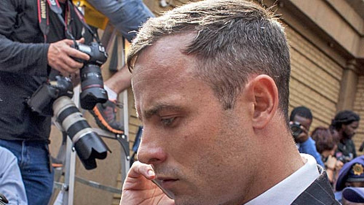 Am 21. Oktober 2014 - 614 Tage nach dem Tod von Reeva Steenkamp - legt sich das Gericht fest. Oscar Pistorius muss für fünf Jahre ins Gefängnis