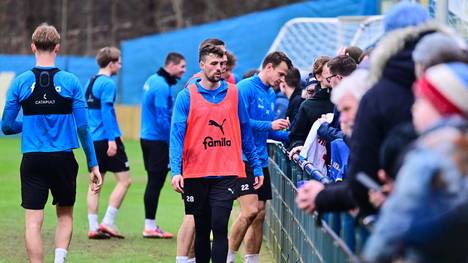 Tim Walter ist zurück bei Holstein Kiel. Was für den Trainer eine Reise in die Vergangenheit ist, wird im hohen Norden zum Medienspektakel. Ein alter Bekannter ist überrascht von Walters neuen Sprachkenntnissen.