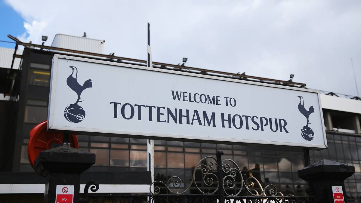 Während der gesamten Standzeit des Stadions sind die Tottenham Hotspur ihrer Spielstätte treu geblieben. Am 37. Spieltag der Spielzeit 2016/17 verabschiedeten sich die Spurs mit einem 2:1-Sieg gegen Manchester United von ihrer legendären Spielstätte