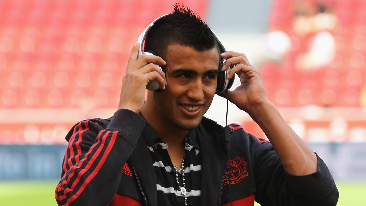 Erste Station ist Leverkusen. Bayer gewinnt im Sommer 2007 das Transferrennen um das chilenische Talent und verpflichtet den damals 20-Jährigen für gut fünf Millionen Euro