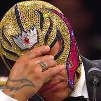 Bei der Hall-of-Fame-Zeremonie von WWE vor WrestleMania 39 rührt Rey Mysterio mit einem besonderen Dank an die Liebe seines Lebens - auch die Fans reagieren denkwürdig.