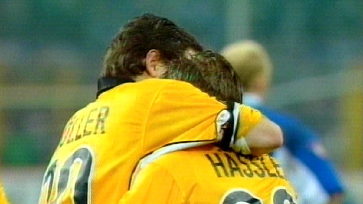 Thomas Häßler wechselte 1998 zu Borussia Dortmund und erlebte damit eine unbefriedigende Zeit bei den Schwarz-Gelben. Der ehemalige Karlsruher kann sich nicht gegen Andreas Mölders durchsetzen. 