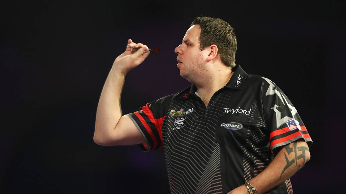 ADRIAN LEWIS' Spitzname "Jackpot" kommt nicht von ungefähr. Vor einigen Jahren versuchte der Engländer in einem Casino in Las Vegas an einem Spielautomaten sein Glück und gewann prompt 75.000 US-Dollar. Die Krux an der Sache – damals war er noch nicht 21 Jahre alt und musste den Gewinn zurückgeben