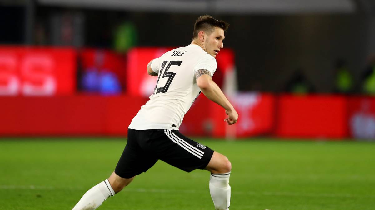 NIKLAS SÜLE: Anfangs unsicher am Ball und mit Fehlpässen, dafür bockstark im Zweikampf in Halbzeit eins. In der zweiten Hälfte war er aber kein durchgehender Stabilisator. Beim 2:2 sah er im Strafraum nicht gut aus, weil er nur rumstocherte. War insgesamt aber sicherer als Rüdiger. SPORT1-Note: 3,5