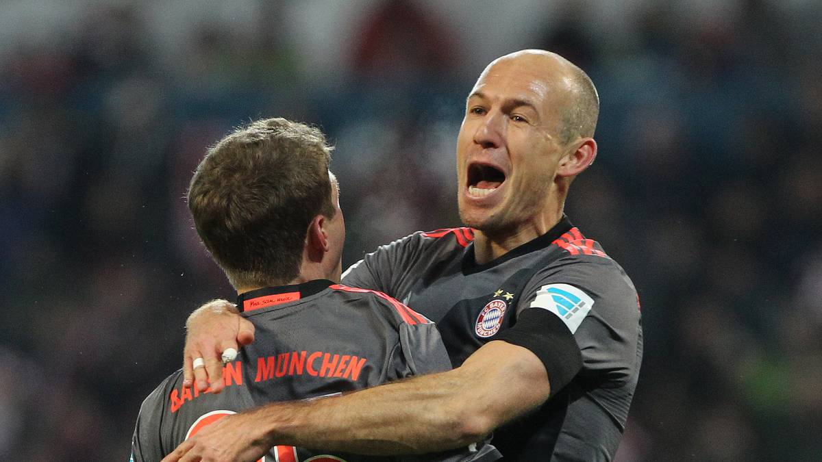Den Schwung verwandeln die Bayern in der 21. Minute zu einem Tor. Arjen Robben erzielt eines seiner seltenen Kopfballtore - und segelt dafür wenige Zentimeter über der Grasnarbe