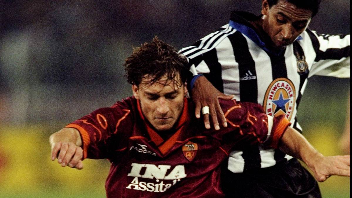 Noch vor der Jahrtausendwende geht Totti bereits in seine sechste Profi-Saison. Der junge Mittelfeldspieler ist mittlerweile ein echter Leader bei der "Giallorossi". Seit der Saison 2000/01 trägt er die Kapitänsbinde