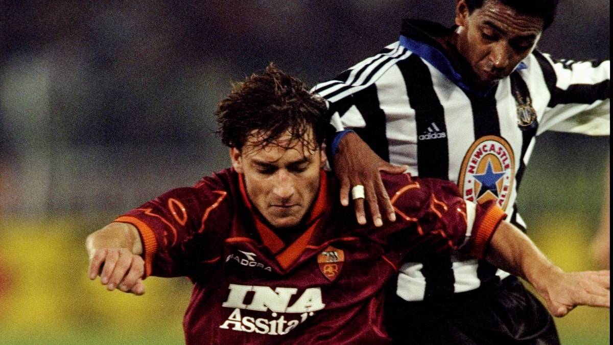 Noch vor der Jahrtausendwende geht Totti bereits in seine sechste Profi-Saison. Der junge Mittelfeldspieler ist mittlerweile ein echter Leader bei der "Giallorossi". Seit der Saison 2000/01 trägt er die Kapitänsbinde