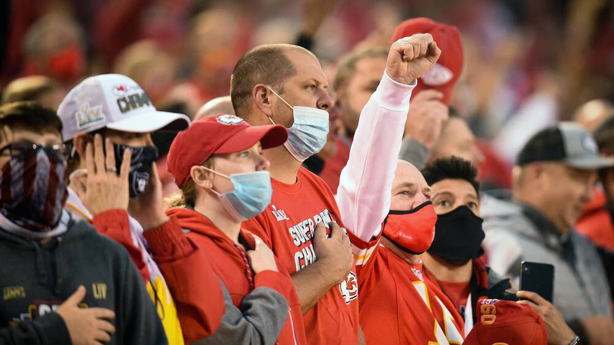 Gemischte Reaktionen; Während einige Fans der Kansas City Chiefs jubelten, buhten andere die Spieler aus während dessen Protestaktionen gegen Rassismus und Polizeigewalt