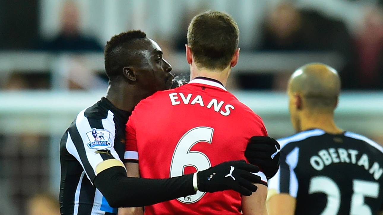 Spuckattacken von Cisse und Evans