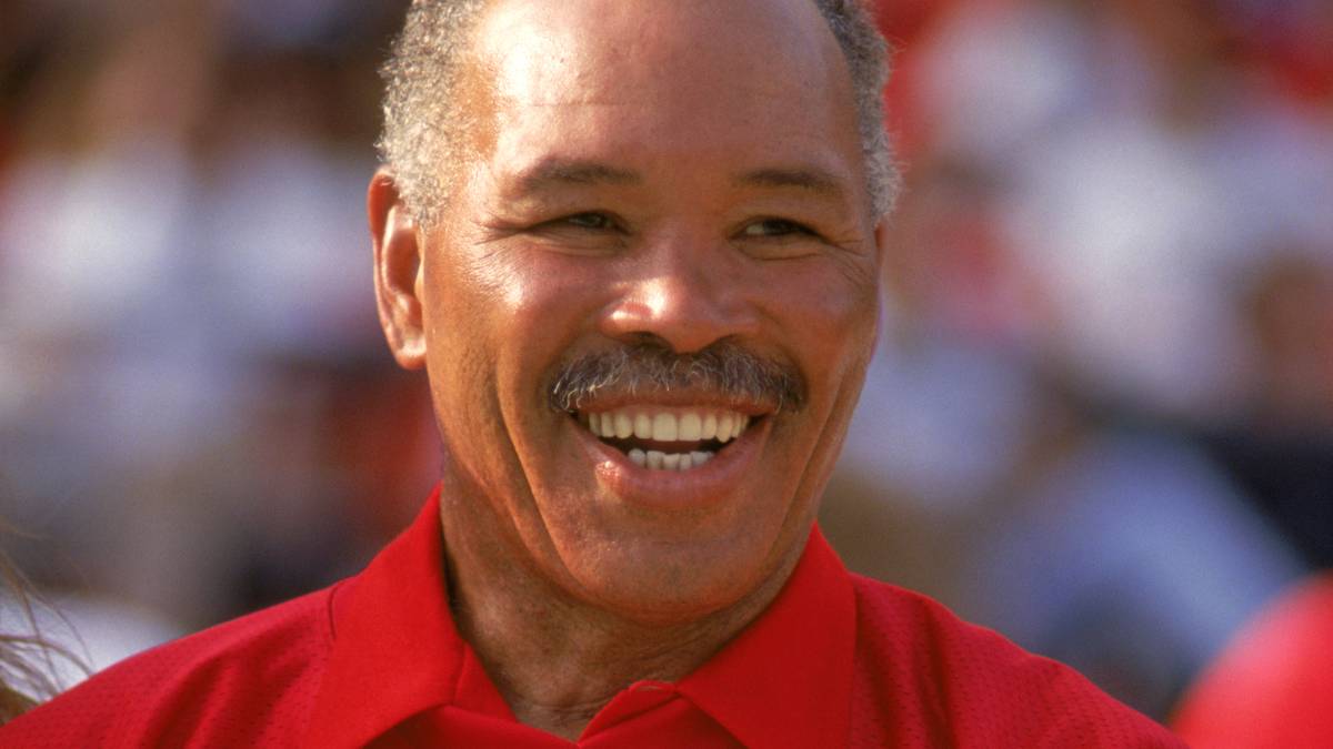 Nach schwierigem Start sorgten vor allem die folgenden vier Herren (spätere Hall of Famer) für Besserung: Fullback Joe Perry (Bild) gelang es als erstem Footballspieler in der NFL, 1.000 Yards in zwei aufeinanderfolgenden Jahren zu laufen (1953/54)