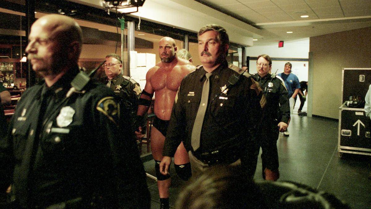 Schon Goldbergs Einzug war immer wieder ein Ereignis: Die Kamera folgte ihm von den Katakomben aus in Richtung Ring. Umgeben von zahlreichen Securitys bahnte sich Goldberg den Weg in die Arena, wo ihn stets ein Feuerwerk empfing. Der Mega-Einmarsch wurde zu einem seiner Markenzeichen