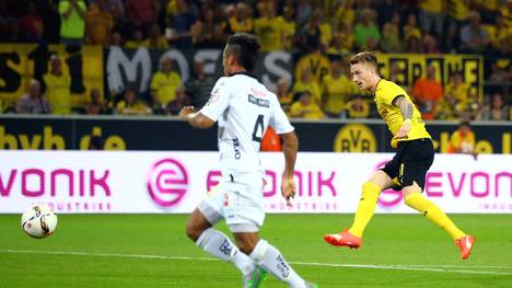 Marco Reus (r.) eröffnet den Dortmunder Torreigen im Rückspiel der Qualifikation der UEFA Europa League gegen Wolfsberg:Borussia Dortmund v Wolfsberg - UEFA Europa League: Third Qualifying Round 2nd Leg