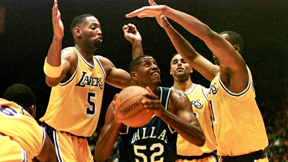 1996 denken die Mavs, mit Samaki Walker einen guten Griff gemacht zu haben. Der damals 21-Jährige kommt als 9. Pick nach Texas. In drei Jahren bei den Texanern packt er im Schnitt nie mehr als 8,9 Punkte. Meister wird Walker dennoch, aber erst 2003 bei den L.A. Lakers. Dabei hätten die Mavs im selben Jahr statt Walker noch andere Kandidaten zur Wahl gehabt... 