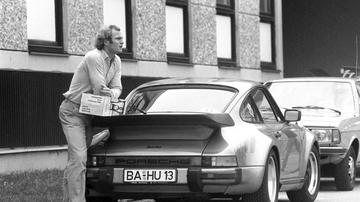 "Ich war ganz unternehmungslustig und sehr motiviert, als ich in einem grauen Sakko ankam, einen Notizblock hatte ich unter den Arm geklemmt", erzählt Hoeneß in einem Interview mit der Deutschen Presse-Agentur