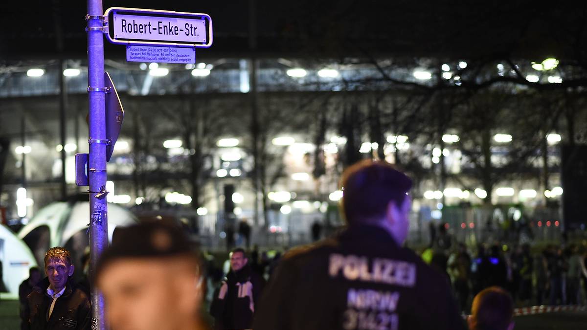 "Der verdächtige Gegenstand an der Robert-Enke-Straße hat sich als ungefährlich herausgestellt", teilt die Polizei Hannover mit. Um 19:20 Uhr wird das Stadion dann allerdings endgültig geräumt
