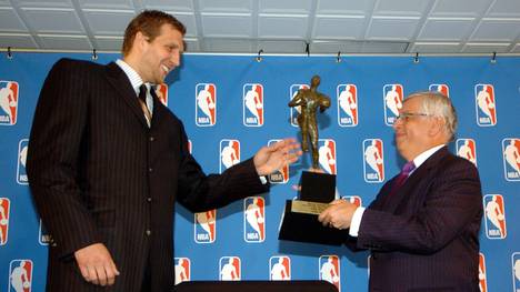 Nach der Saison 2006/07 überreichte David Stern die MVP-Trophäe an Dirk Nowitzki