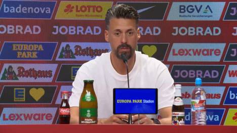 Sandro Wagner gewinnt sein erstes Bundesliga-Spiel als Trainer des FC Augsburg. Nach dem Spiel bedankt er sich auch bei seinem Vorgänger Jess Thorup.