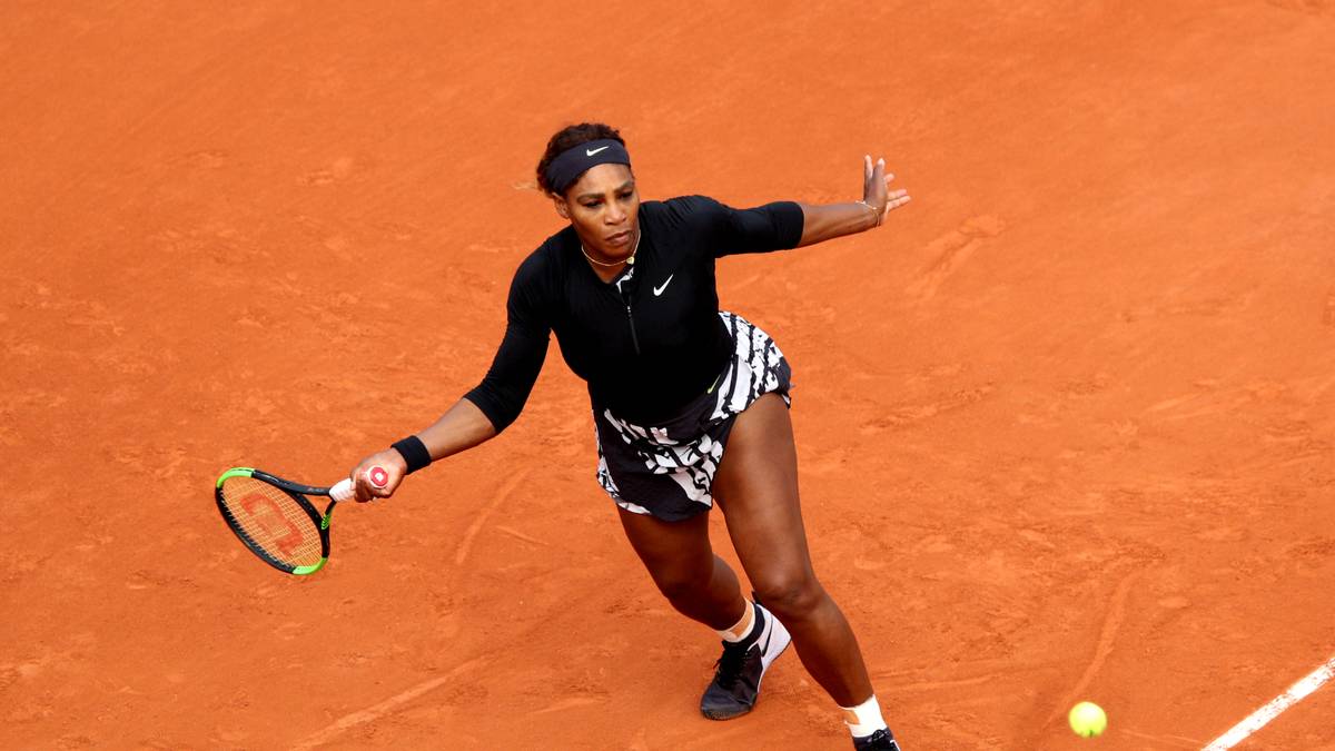 Zu Beginn des Spiels trägt sie zudem eine schwarze Jacke, auf der die Worte "Mutter, Champion und Königin" zu lesen sind