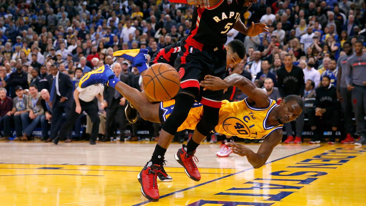 Andere geraten derweil ganz schön in Schieflage: Hier Harrison Barnes (r.) von den Golden State Warriors