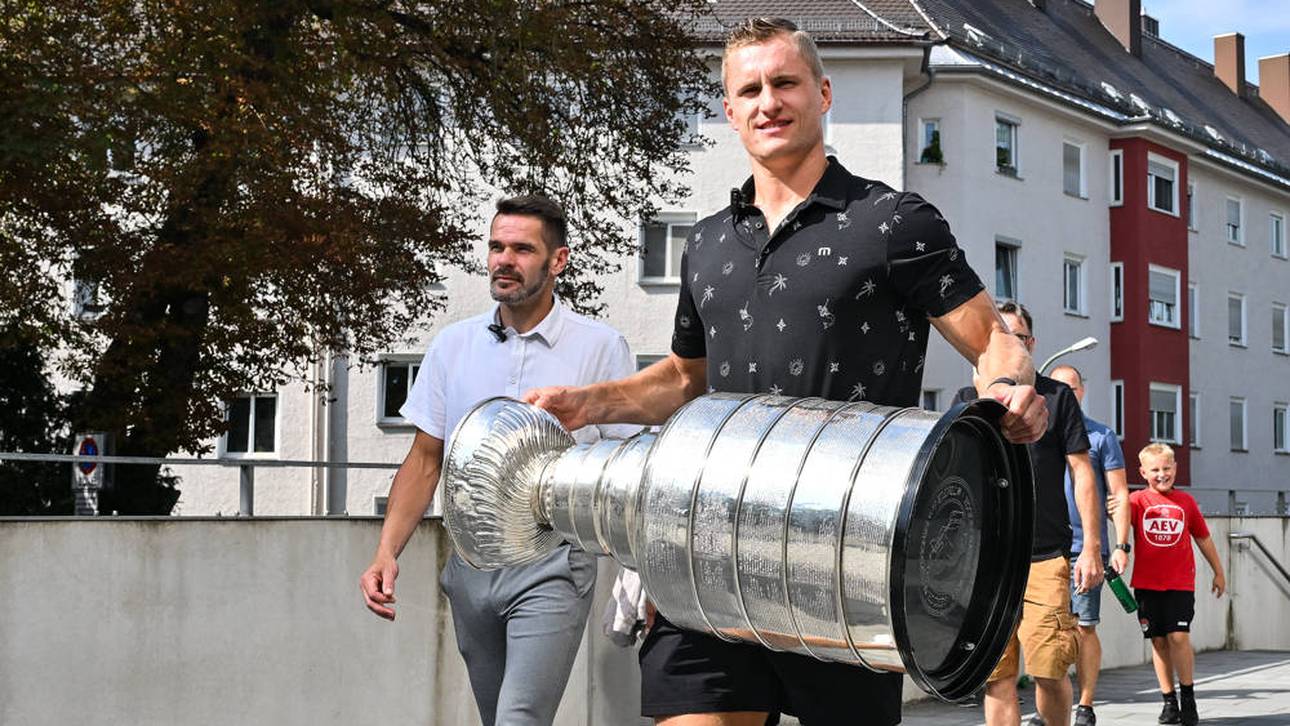 Nico Sturm brachte im Sommer den Stanley Cup mit nach Augsburg
