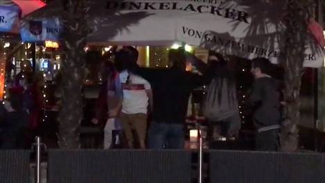 Der VfB Stuttgart entscheidet das Spitzenspiel in der 2. Liga dank eines Treffers in der Nachspielzeit für sich. Die VfB-Fans vor dem Stadion rasten komplett aus und sorgen für Jubelarien.