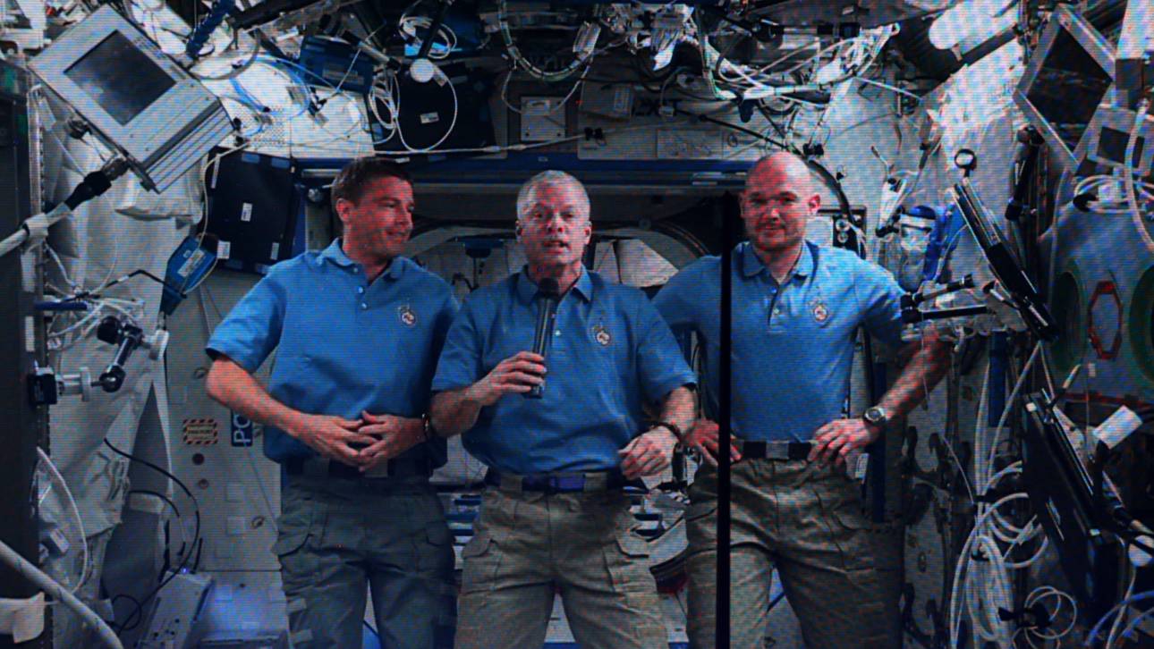 Gerst übergibt DFB-Trikot aus dem All