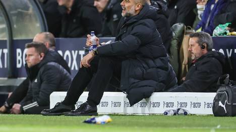 Beim Sieg von Manchester City sorgt Pep Guardiola für einen skurrilen Moment. Beim Stand von 3:1 hatte der Ex-Trainer des FC Bayern aus Wut über eine vergebene Chance eine Plastik-Wasserflasche auf den Boden geworfen. 