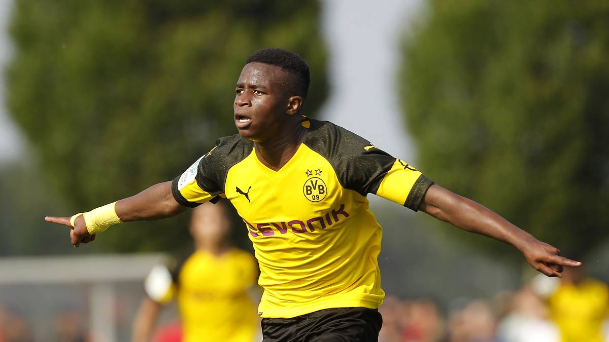 YOUSSOUFA MOUKOKO: Mit gerade einmal 14 Jahren trifft Moukoko in der U17-Bundesliga bereits nach Belieben. Aktuell steht er bei 34 Toren in 20 Spielen und hat großen Anteil am Höhenflug des Dortmunder Nachwuchses