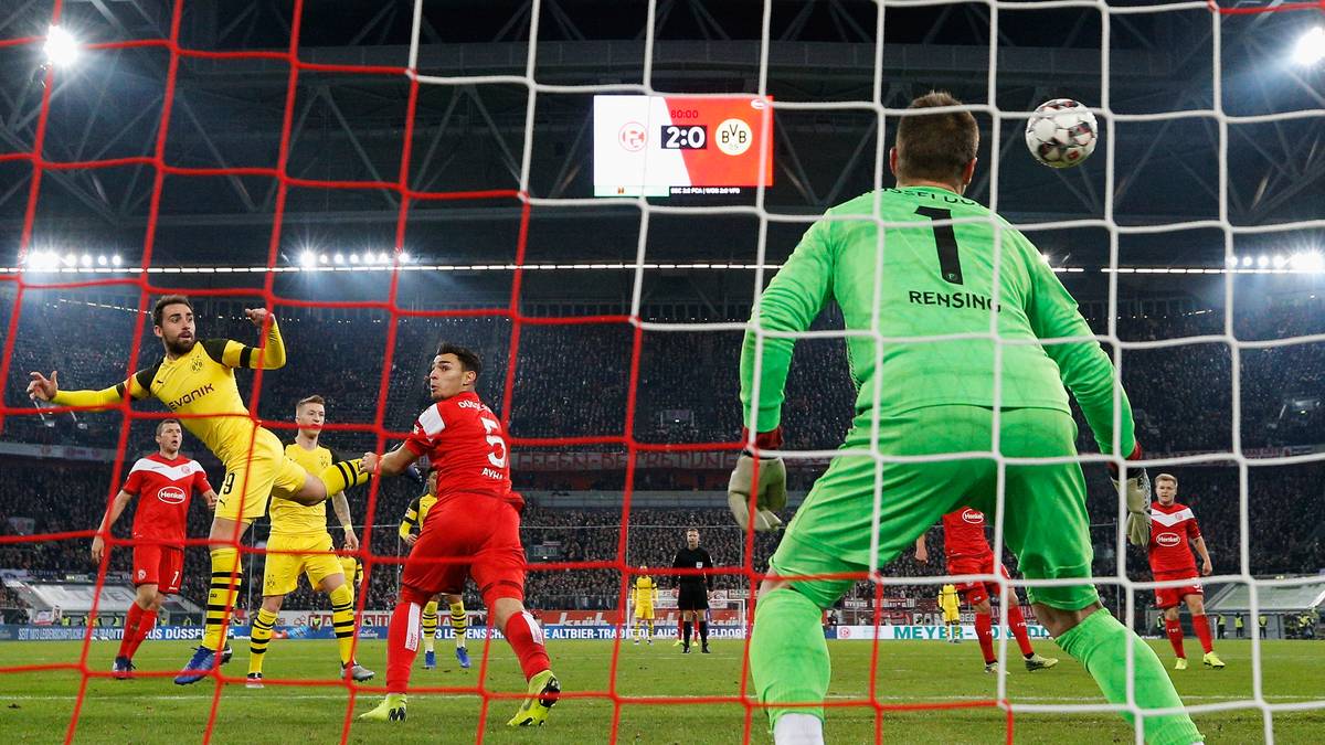 16. SPIELTAG - Als frisch gebackener Herbstmeister reist Dortmund zu Aufsteiger Düsseldorf und kassiert beim 1:2 die erste Ligapleite. Bemerkenswertes liefert mal wieder Paco Alcacer, der sein zehntes Jokertor erzielt und damit einen neuen Rekord aufstellt. Der Spanier löst Ioan Viorel Ganea und Nils Petersen ab, die 2002/03 beziehungsweise 2016/17 je neunmal als Einwechselspieler getroffen hatten