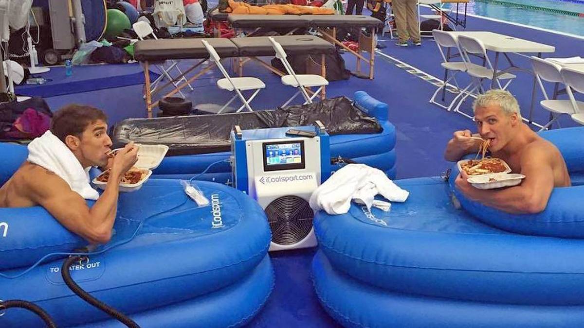 "Ein letztes Mal", schreibt US-Schwimmer Ryan Lochte (r.) vor dem Showdown über 200 m Lagen zu diesem Schnappschuss mit Bald-Ruheständler und Rekord-Olympionike Michael Phelps (l.) - und enthüllt gleichzeitig ein mögliches Erfolgsgeheimnis der beiden Schwimmstars: eine große Portion Spaghetti