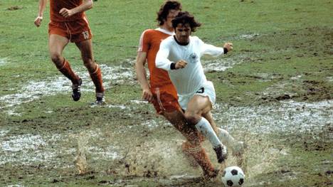 Gerd Müller hatte bei der WM 1974 in Frankfurt mächtig zu kämpfen