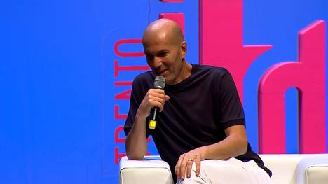 Zinedine Zidane spricht über seinen ehemaligen Trainer Carlo Ancelotti und gerät dabei ins Schwärmen.