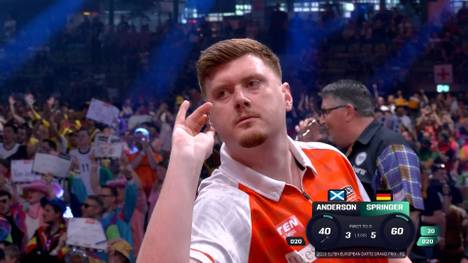 Zum zweiten Mal setzt sich Niko Springer gegen einen Favoriten durch. Dieses Mal gewinnt er gegen Gary Anderson. 