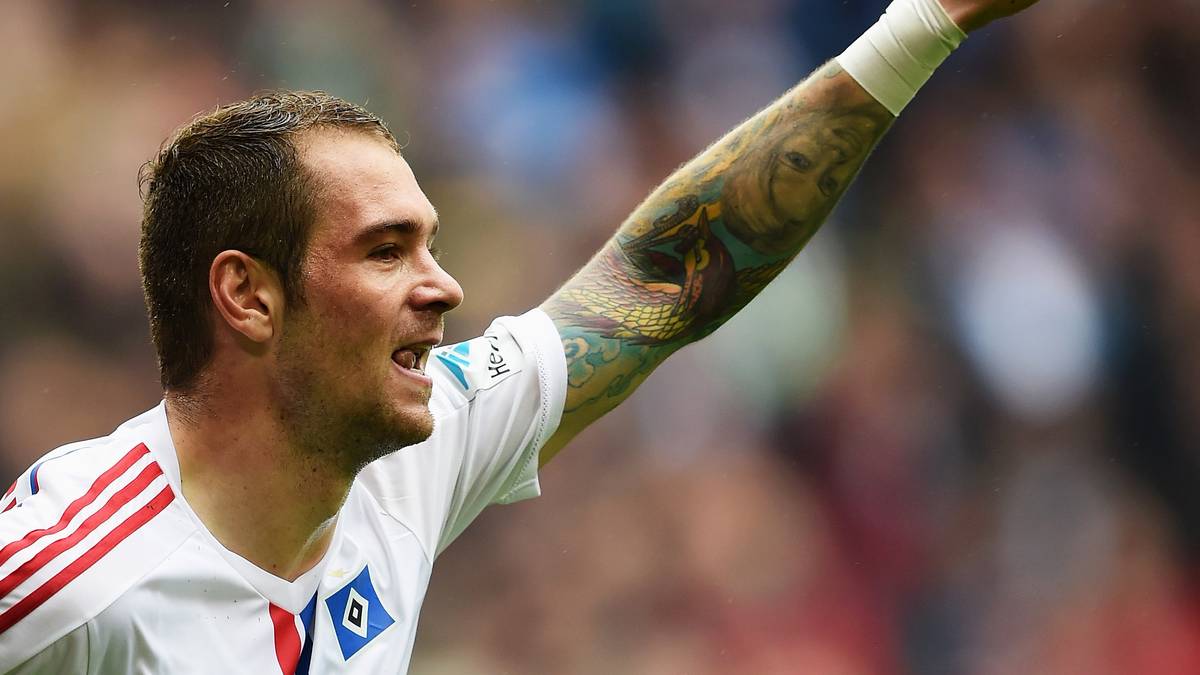 Sie wird sich eher gefreut haben als zu schimpfen, was sich ihr Sohn Pierre-Michel dabei gedacht hat. Lassogas Mutter Kerstin schmückt den Unterarm ihres Sohnes. Ob das ein Leben lang so bleibt, ist abzuwarten