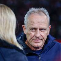Trainer Enrico Maaßen von Bundesligist FC Augsburg sieht seinen Freiburger Kollegen Christian Streich als Vorbild.