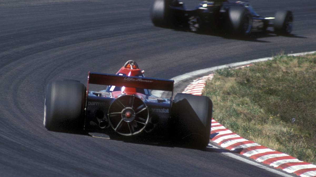 Mit einem völlig neuen Konzept geht Brabham 1978 an den Start. Der Ventilator am Heck saugt die Luft unter dem Auto hervor und erzeugt einen Unterdruck. Je höher die Motordrehzahl, umso höher der Ansaugeffekt. Brabham gibt den Ventilator als Teil der Motorkühlung an, um regelkonform zu handeln