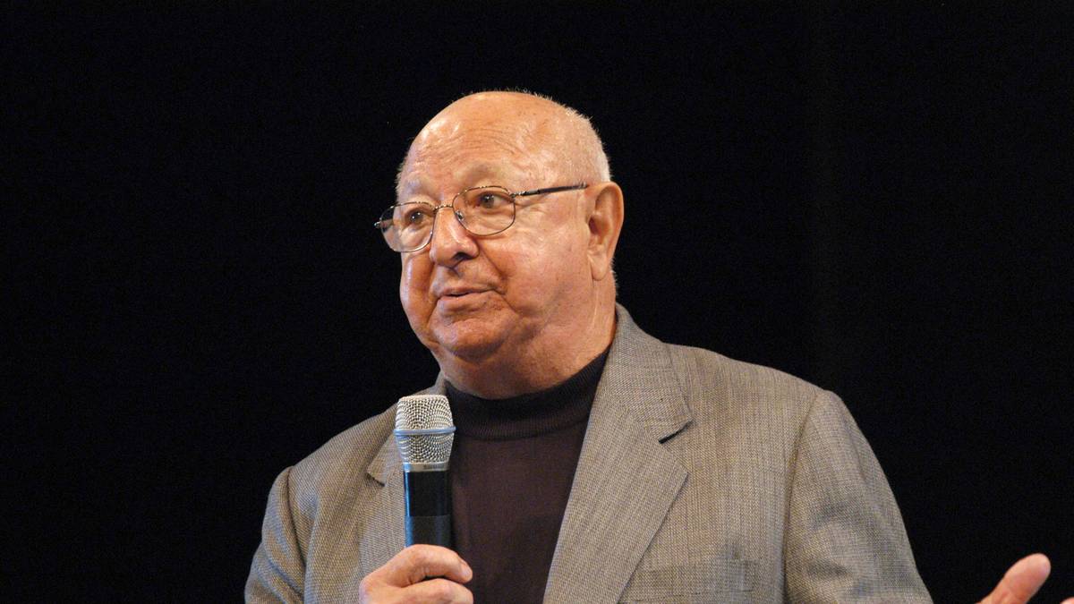 ANGELO DUNDEE: Kam mit dem Namen Angelo Mirena zur Welt, benannte sich aber wie sein Bruder zu Ehren des Ex-Boxers Johnny Dundee um. Zu seinen Schützlingen gehörten Sugar Ray Leonard und natürlich Muhammad Ali, der dank Dundee Sonny Liston den Schwergewichtstitel abknöpfte. Auch anschließend war die Zusammenarbeit sehr erfolgreich