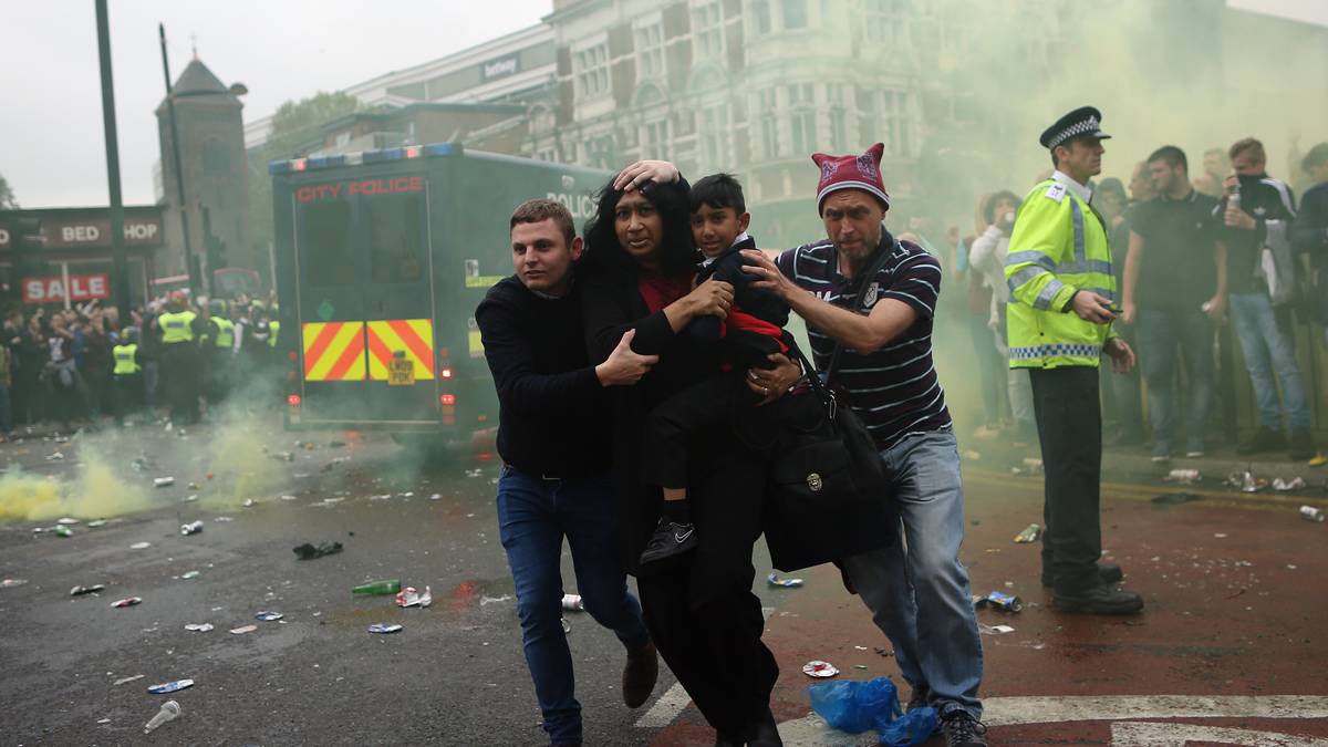 Aus einem Fest zu Ehren des letzten Heimspiels von West Ham United im Boleyn Ground wird zunächst ein hässlicher Abend in Ost-London. Tausende Fans versammeln sich vor dem Spiel gegen Manchester United auf den Straßen, einige werden aggressiv. Eine Frau und ihr Kind werden nach einer Rauchbomben-Attacke in Sicherheit gebracht