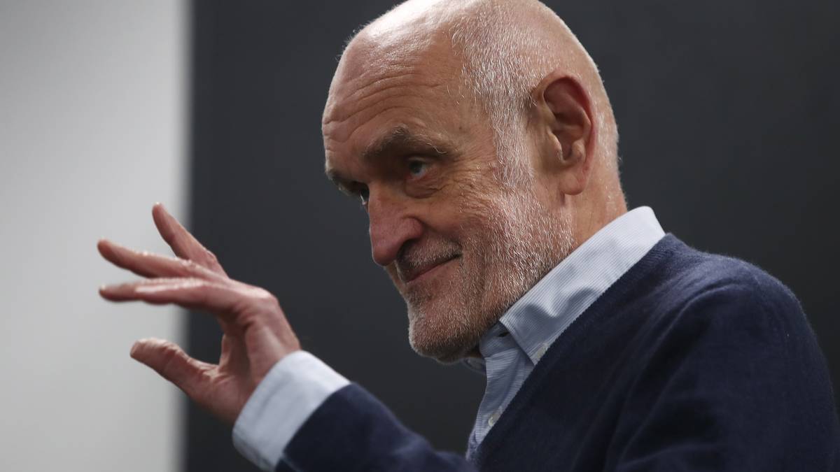 Dies missfiel damals sogar dem ehemaligen Geschäftsführer Sport Horst Heldt, wie er im CHECK24 Doppelpass bei SPORT1 bekräftigte. Hintergrund des ganzen Ärgers: Kind will die Anteilsmehrheit an der Profigesellschaft von 96 übernehmen. Immer wieder wurde Kinds Ablösung gefordert. Doch der 75-Jährige ist weiter da