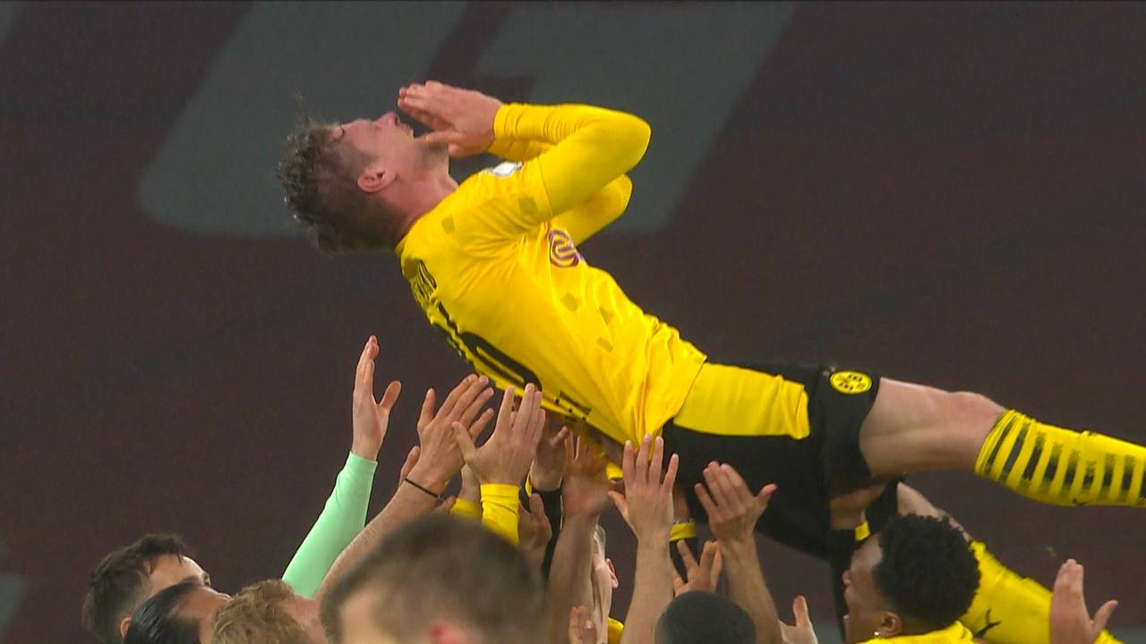 Lukasz Piszczek vom BVB weint nach dem DFB-Pokalsieg Freudentränen