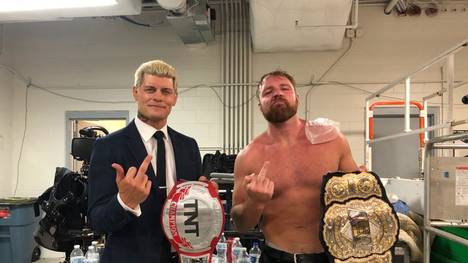 Cody Rhodes (l., mit Jon Moxley) ist Schlüsselfigur bei WWE-Rivale AEW