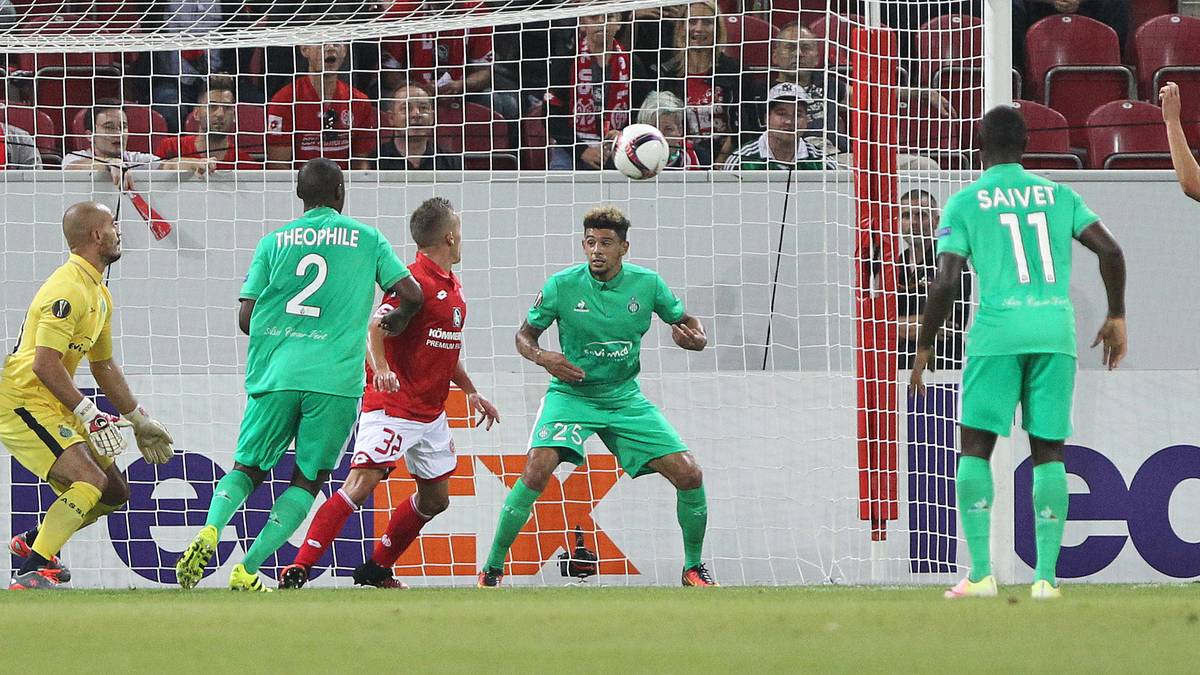 In der zweiten Hälfte belohnen sich die Mainzer dann: Niko Bungert erzielt per Kopf das erste Tor der Mainzer in der Europa League