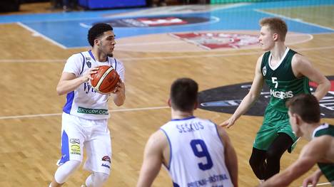 LiAngelo Ball (l.) überzeugt bei seinem Liga-Debüt für Vytautas Prienai nicht