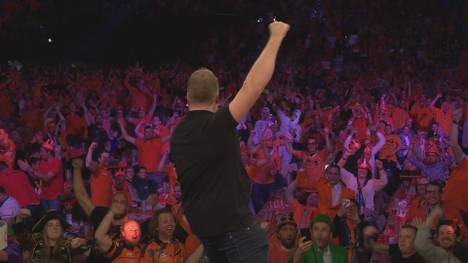 Dirk van Duijvenbode taucht als Überraschungsgast bei der Premier League of Darts in Rotterdam auf und bringt die Arena zum Kochen. 