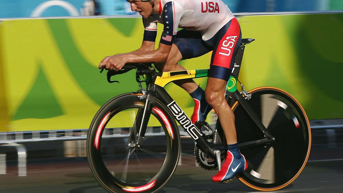 OLYMPIA 2004, TYLER HAMILTON: Nachdem Hamilton sich zwischen 1999 und 2003 als Edelhelfer von Lance Armstrong einen Namen gemacht hat, erringt er beim Einzelzeitfahren in Athen selbst die Goldmedaille. Jedoch wird er positiv auf Blutdoping getestet. Da die B-Probe aber nicht mehr verwendbar ist, behält Hamilton die Medaille vorerst. 