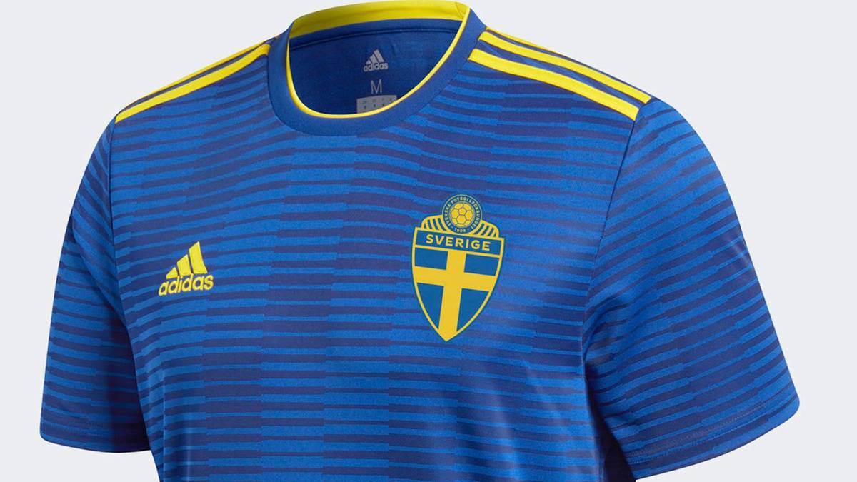 Das Auswärtstrikot der Skandinavier ist da schon etwas experimenteller: Auf der blauen Grundfarbe ist ein Schachbrett-Muster zu erkennen. In Gelb sind nur die Details gehalten