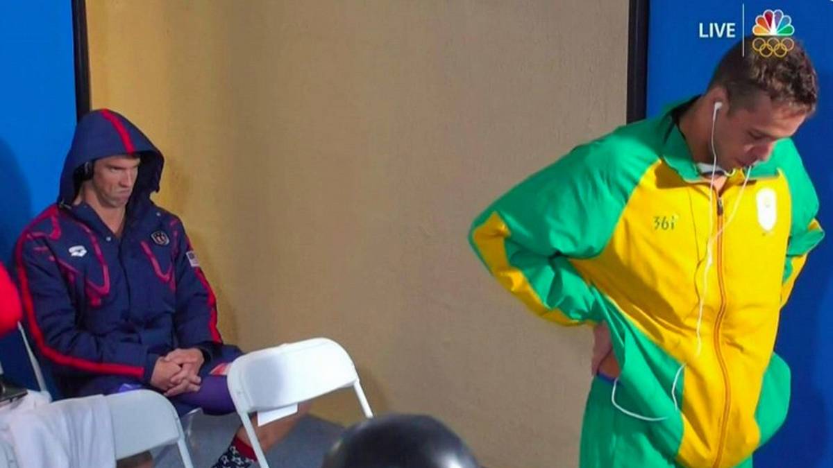 Am Abend nach seinem 19. olympischen Gold wartet Michael Phelps aufs Halbfinale über 200 m Schmetterling - und ist irgendwie mies drauf. Sein finsterer Blick richtet sich auf den Südafrikaner Chad le Clos, der nichts vom drohenden Unheil ahnt