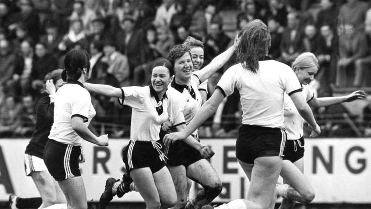 Die Frauen des SC 07 Bad Neuenahr waren Pionierinnen des deutschen Frauenfußballs. Hier sieht man sie beim Torjubel im Jahr 1978