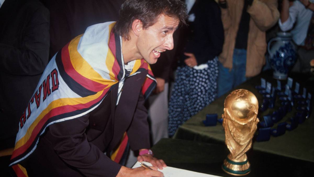 Pierre Littbarski ist ebenfalls eine feste Größe im DFB-Team. Seine Bilanz bei der WM: Sechs Einsätze und ein Tor - gegen Kolumbien.